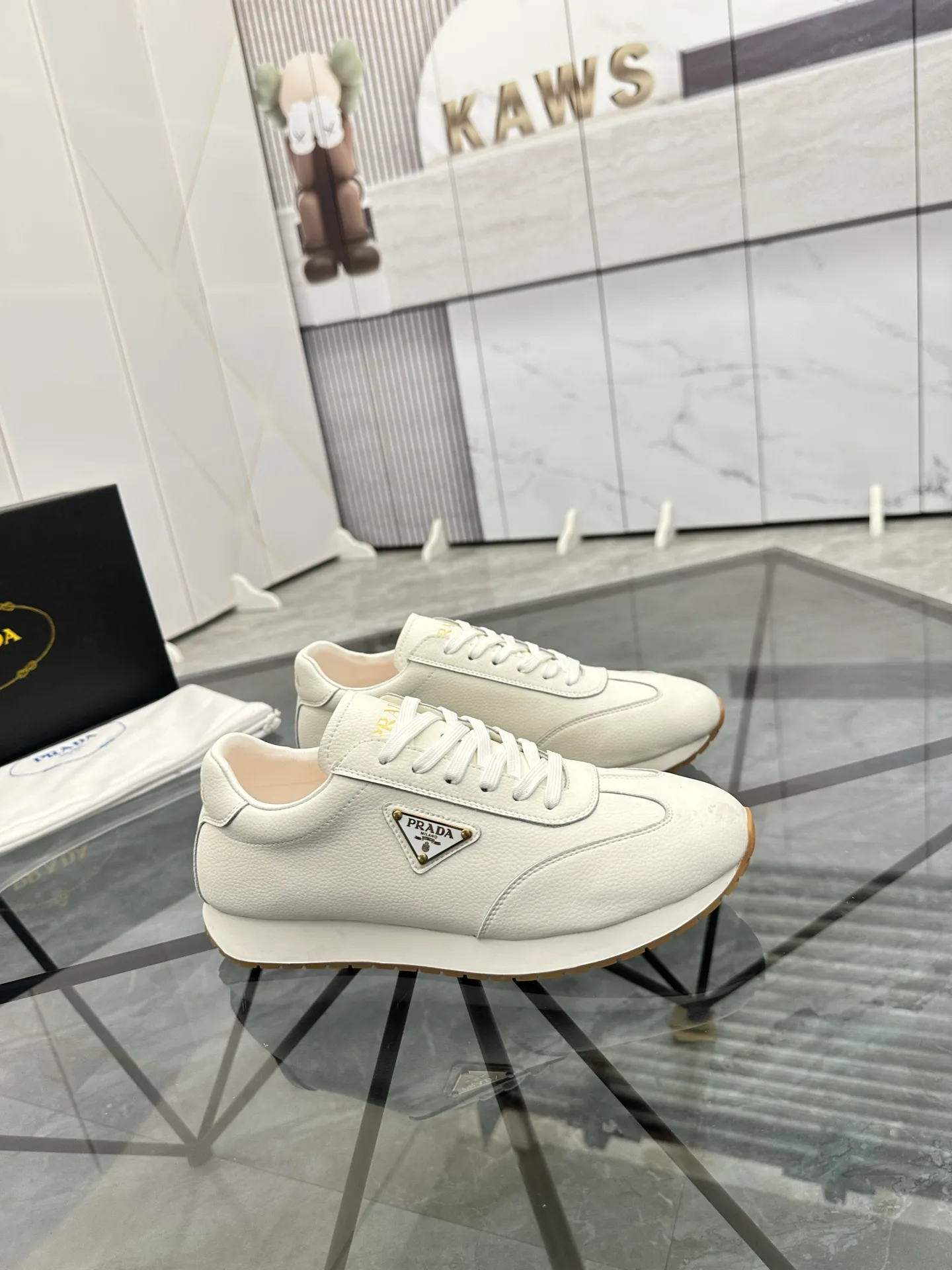 Men's shoes: 💰P420¥ Product trademark: Prada *"Prada*" low-top casual shoes Regular size: 38-44 (can be customized to 45) Product materials: imported cowhide upper, sheepskin lining, original outsole. Number: 020